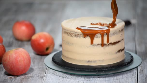 Delicious apple cake decorating with homemade caramel sauce. — Stock Video