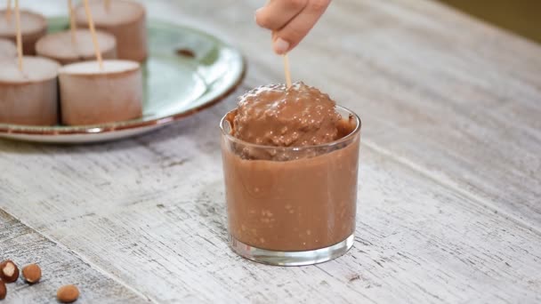 Fazer o mini bolo de mousse com esmalte de chocolate. Sobremesa moderna de pastelaria europeia . — Vídeo de Stock