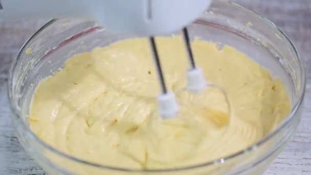 Mixing dough in bowl with motor mixer. Baking ingredients. Mixing ingredients in mixing bowl. Sweet food preparation. — Stock Video