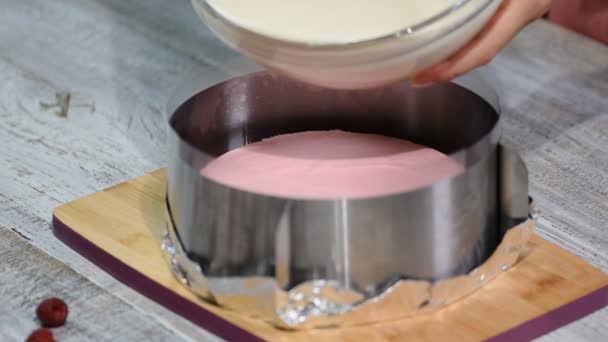 Haciendo pastel de Mousse casero. Verter la mousse de chocolate blanco en la forma . — Vídeos de Stock