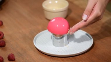 Yemek, pişirme ve şekerlemeler kavramı - Şef mutfak fıstık ile ayna sır kek dekorasyon.