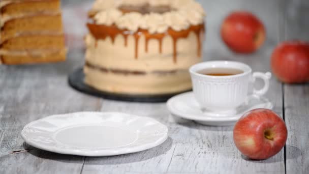 Gâteau aux pommes au caramel avec épices, cannelle, caramel crémeux à l'automne . — Video