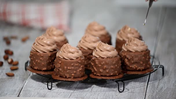 Decorar un pastel de chocolate con pan de oro — Vídeo de stock