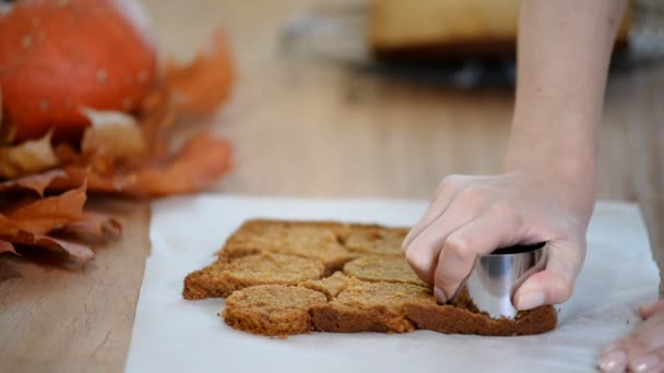Het maken van pompoen mini gebak. Snijden koekjes van het deeg op een tafel. — Stockvideo