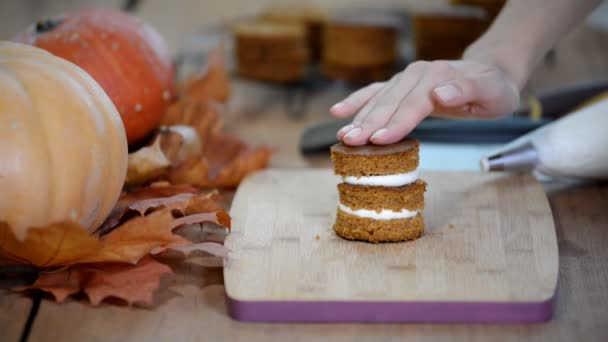Bucătar de patiserie umplând mini tort cu smântână. Efectuarea de prăjituri mini dovleac . — Videoclip de stoc