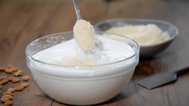 Ajouter la farine d'amande à la pâte. Faire de la pâte de macaron . — Video