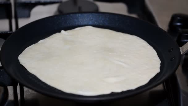 Tortilla blanca cocida en la sartén . — Vídeos de Stock