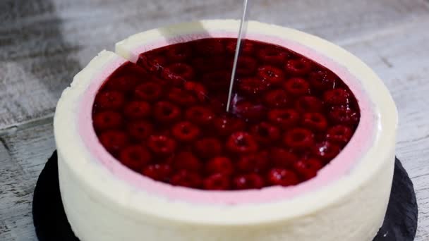 Cutting raspberry cream mousse cake. Raspberry cake. — Stock Video