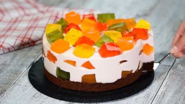 Renkli jöle ile pasta. Bir parça kek kırık camlar — Stok video