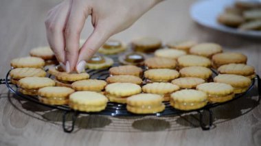 Dulce de leche kurabiye yapma. Pişirme işlemi.
