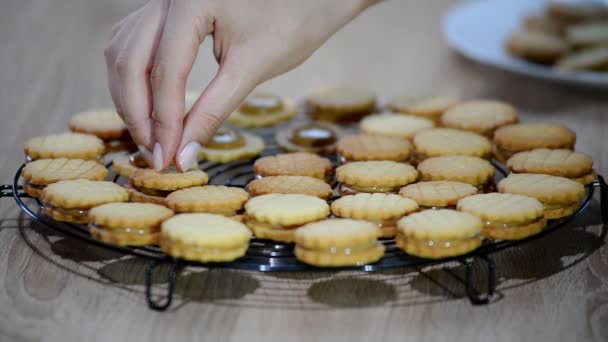 ドゥルセ ・ デ ・ レチェのクッキーを作る。調理プロセス. — ストック動画