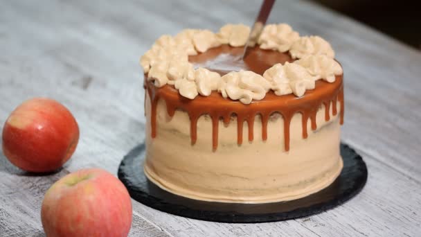 Snijden appeltaart met specerijen, kaneel, gedroogde appels, romige karamel in herfst stijl. — Stockvideo
