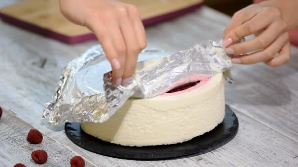 Preparare la mousse al lampone. Torta di lampone.Processo di cottura . — Video Stock