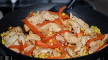 Stir Fry tavuk, tatlı biber ve Mısır. Üstten görünüm.