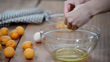 Yumurta akı ve yumurta sarısı ayıran. Sacher kek yapmak.