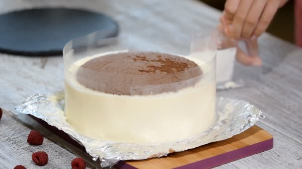 Mousse van frambozen crème taart maken. Frambozen taart. Kookproces. — Stockvideo