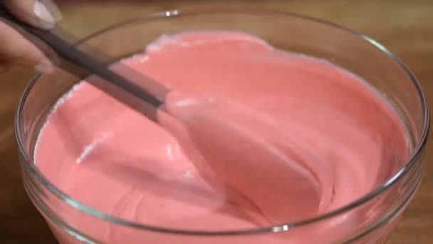 Mexa deliciosa mousse de framboesa em uma tigela . — Vídeo de Stock