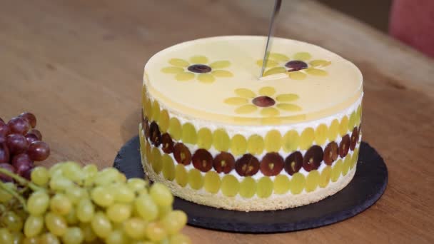 Резать домашний виноградный торт из мусса . — стоковое видео