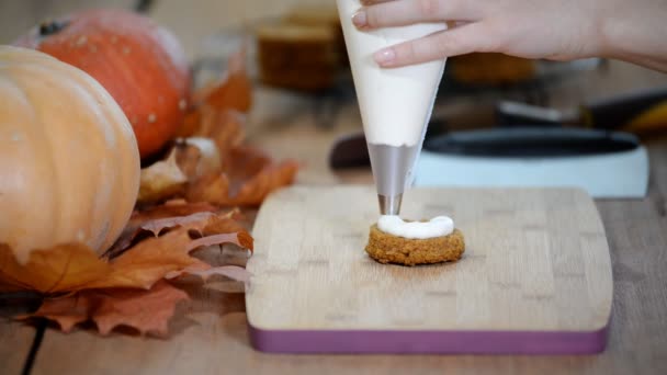 Pastelero relleno mini pastel con crema. Hacer mini pasteles de calabaza . — Vídeo de stock