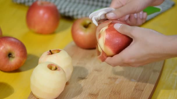 Ruce loupání vaření apple na dřevěném prkénku. — Stock video