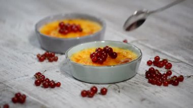 Karamel krem brulee, çatlama. Lezzetli Fransız tatlı krem brulee.