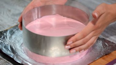 Ahududu krem mus kek yapmak. Ahududu cake. Pişirme işlemi.