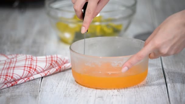 Разрезание апельсинового желе на куски . — стоковое видео