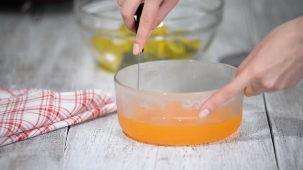 Cutting orange jelly into pieces. — Stock Video