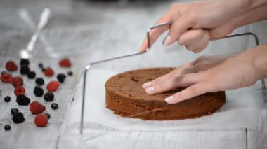 Çikolatalı kek katmanları kesme ve istifleme onları Şef.