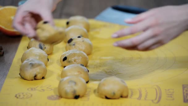 Формування кульок для випічки булочок на дерев'яному столі на виробництві . — стокове відео