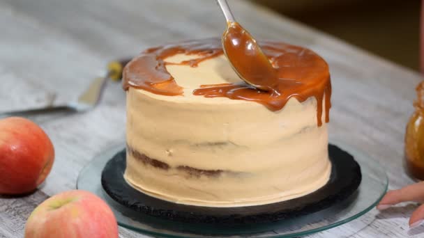 Heerlijke appel cake versieren met zelfgemaakte karamelsaus. — Stockvideo