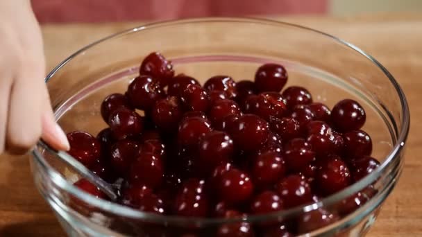 Het maken van cherry vullen. Koken van zelfgemaakte kersen taart. — Stockvideo