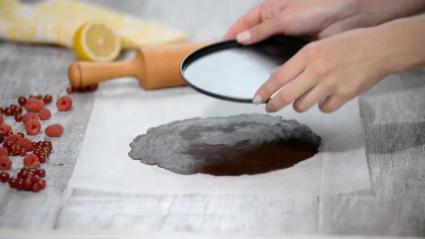 Faire gâteau de couche de chocolat dans la cuisine . — Video