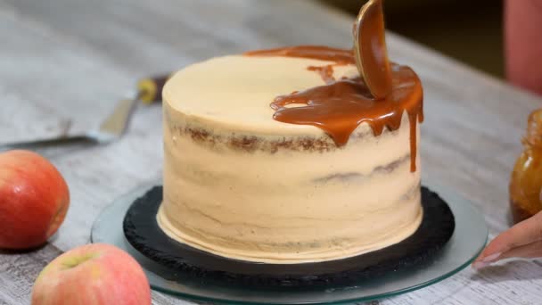 Deliciosa decoración de pastel de manzana con salsa de caramelo casera . — Vídeos de Stock