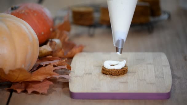 Cukiernik napełniania mini tort z kremem. Dokonywanie dyni mini ciasta. — Wideo stockowe