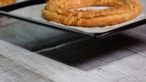 Torta di pasta frolla appena sfornata. Fare torta pasticcera choux fatta in casa Parigi Brest con lamponi . — Video Stock