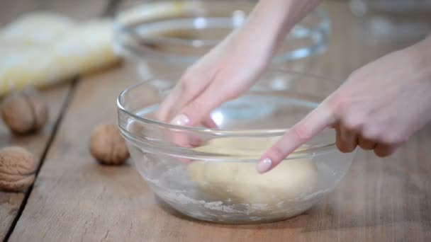 Жіночі руки роблять тісто для булочок . — стокове відео