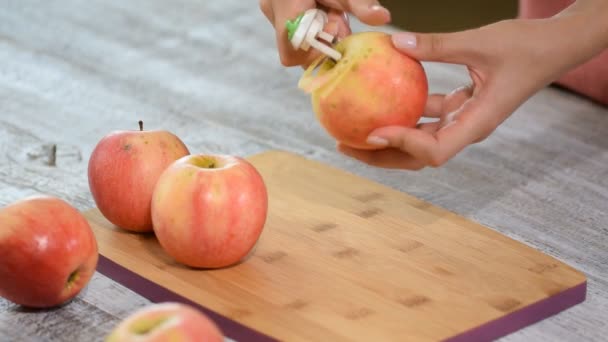 Manos Pelando Una Manzana Cocida Una Tabla Madera — Vídeos de Stock