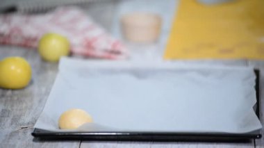 Çörek pişirme önce Maya, pişirme kağıdı ile sac pişirme üzerinde yalan. Pişirme işlemi.