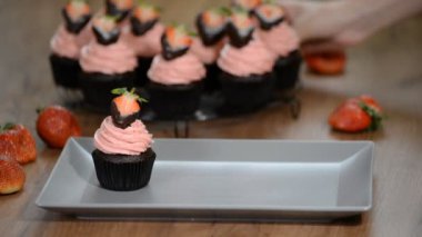 Çilekli top ile çikolatalı kek.