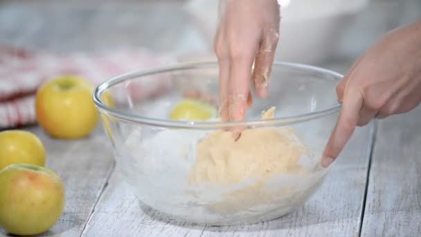 Amasar la masa con las manos. Hacer bollos de manzana dulce . — Vídeos de Stock