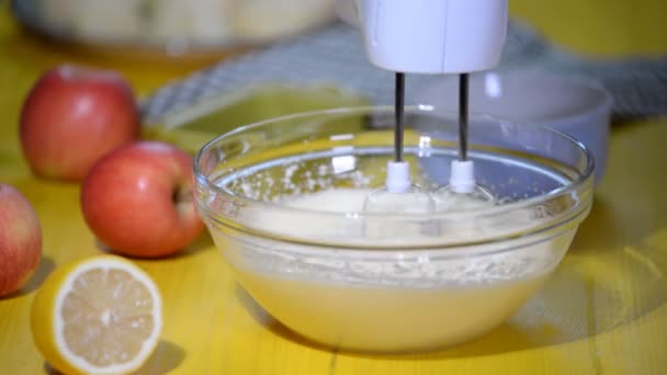 Женские руки мешают тесто с помощью миксера. Яблочный пирог . — стоковое видео