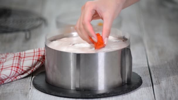 Dokonywanie ciasto z kawałki kolorowe galaretki owocowe. — Wideo stockowe