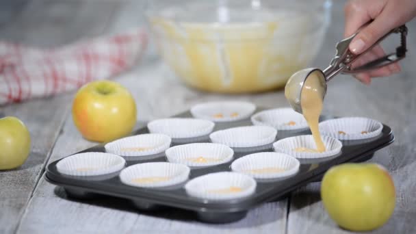 Verser le mélange de gâteau dans la casserole. Fabrication de muffins aux pommes et préparation de cupcakes . — Video