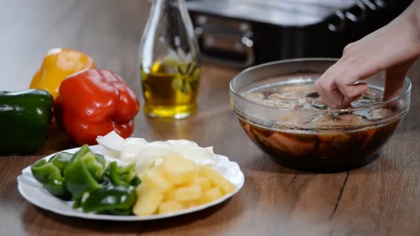 Виготовлення шашликів з курки - сире м'ясо на шампурах . — стокове відео