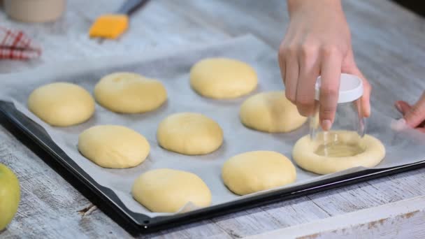 Herstellung von Hefegebäck mit Äpfeln - vatruschka Apfelpatty - traditionelles russisches Backen. Serie — Stockvideo