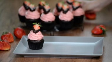 Çilekli top ile çikolatalı kek.