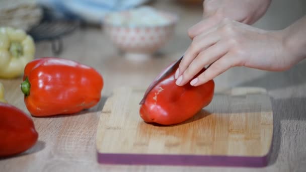 Vágni a piros paprika készült ételek. — Stock videók
