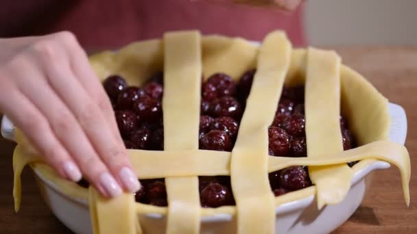 Voorbereiding thuis frisse en zoete zelfgemaakte cherry pie op een keuken. — Stockvideo