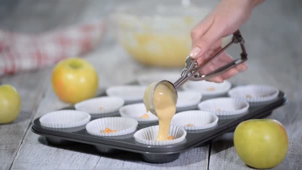 Verser le mélange de gâteau dans la casserole. Fabrication de muffins aux pommes et préparation de cupcakes . — Video